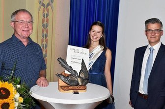 Bad Elster ehrt verdiente Bürger - Joachim Heil (links) erhielt die Große Elster von Brunnenkönigin Christel I. und Bürgermeister Olaf Schlott (Unabhängige Bürgerschaft). Die Ehrung fand im Kurhaus Bad Elster statt.