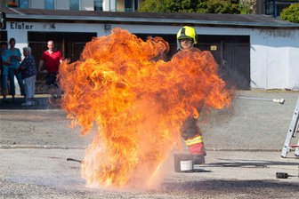 Bad Elster: Feuerwehr demonstriert Gefahren einer Fettexplosion - Zum Tag der offenen Tür und des 140-jährigen Jubiläums der Feuerwehr Bad Elster wurde vorgeführt, wie gefährlich es ist, wenn Fett verbrennt.
