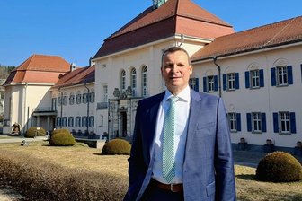 Bad Elster: Fünf Wünsche an den neuen Bäder-Chef - Jens Böhmer vor seiner neuen Wirkungsstätte. Am heutigen Freitag ist sein erster Arbeitstag.