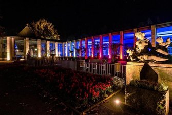 Bad Elster funkelt in neuem Licht - Prächtig und farbenfroh illuminiert wurde die Kunstwandelhalle. 