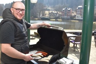 Bad Elster: Gondelteich-Imbiss serviert Gästen ungewöhnliches Angebot - Václav Komárek hat angesichts des schönen Wetters den Grill angeheizt. Was er in diesem Jahr am Gondelteich vorhat, geht jedoch weit über Bratwurst & Co. hinaus.