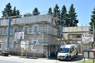 Bad Elster hat hohen Bedarf an Investitionen in die Feuerwehr - In Mühlhausen entsteht derzeit ein neues Feuerwehrgerätehaus (rechts im Bild). Es ersetzt das beim Hochwasser 2018 schwer beschädigte Gebäude nahe des Rauner Baches. Das Bürgerhaus (links) wird saniert. 