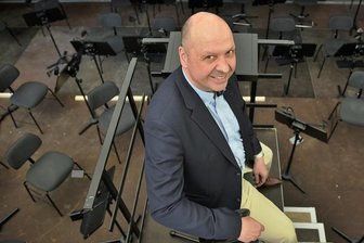 Bad Elster: Naturtheater mit Hochsitz für den Generalmusikdirektor - Aus erhabener Position: Chursachsen-Chef Florian Merz dirigiert die Musiker im Orchestergraben, der einer der Schwerpunkte der nun beendeten Bauarbeiten im Naturtheater Bad Elster war.
