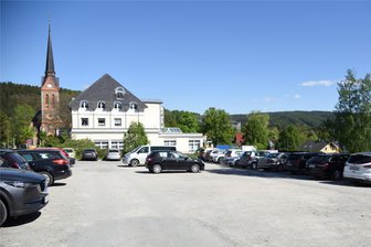 Bad Elster: Parken an der Hagerstraße könnte kostenpflichtig werden - Der Parkplatz an der Hagerstraße in Bad Elster soll grundhaft ausgebaut und erweitert werden.
