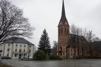 Bad Elster sucht Investor für Filetgrundstück - Noch bietet die Fläche am Kirchplatz von Bad Elster einen eher trostlosen Anblick. Das Grundstück soll jetzt verkauft werden.