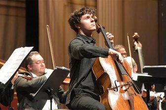 Bad Elster: Zauberhaftes mit Nebengeräuschen - Der tschechische Cellist Vilém Vlček, Gewinner des 58. Internationalen Instrumentalwettbewerbs Markneukirchen, beim Symphoniekonzert im König-Albert-Theater Bad Elster.