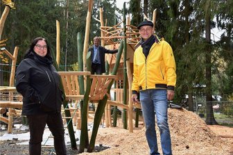 Bad Elsters Spielparadies wächst - Die Macher des Waldspielplatzes "Elsterweltchen": Von links Heike Schlack (Chursächsische Veranstaltungsgesellschaft), Bauleiter Tobias Peker und Jens-Holger May vom Büro May Landschaftsarchitekten. 