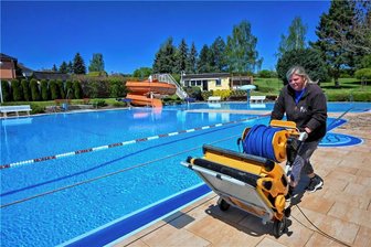 Bad Garnsdorf öffnet am 15. Mai mit mehr Service und höheren Preisen - Objektleiterin Diana Wolf bereitet die Baderöffnung für 15. Mai vor. Im Einsatz ist auch ein Reinigungsroboter. 