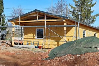 Bad in Leubnitz: Auf Gelände des Freibades künftig auch nächtigen und feiern - Das erste Ferienhaus im neuen Tourismuszentrum am Leubnitzer Bad ist im Rohbau fertig. 