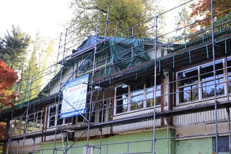 Bad-Kantine in Crimmitschau: Stadt ordnet Notsicherung an - An der denkmalgeschützten Kantine im Sahnbad erfolgt eine Notsicherung. Die Arbeiten gehen bis Ende November.
