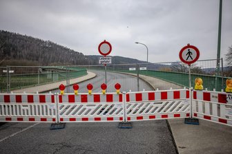 Bad Schandau: Wichtige Elbbrücke bleibt für längere Zeit gesperrt - Die Elbbrücke in Bad Schandau bleibt gesperrt. Weitere Untersuchungen sollen zeigen, ob sie saniert werden kann.