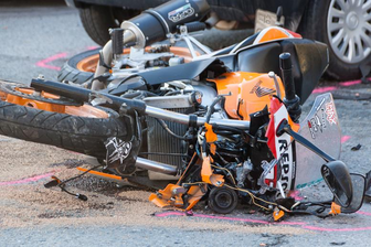 Bad Schlema: 17-jähriger Kradfahrer verletzt sich bei Unfall schwer -
