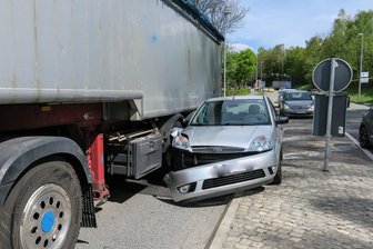 Bad Schlema: Auto kollidiert mit Laster - 