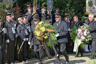 Bad Schlema: Erster Bergmannstag im Zeichen des Welterbetitels - Einmarsch der Bergbrüderschaften zur Ehrung der verunglückten Bergleute .