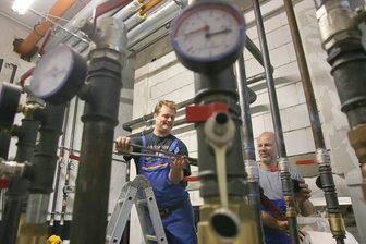 Bad Schlema: Heizen mit Geothermie verzögert sich - Mike Kittler (links) und Steffen Nürnberger haben die moderne Heizungsanlage in der Schillerschule installiert.