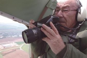 Bad Schlema: Lebenswerk des Luftbildmachers findet Weg ins Internet - Richard Büschel auf einem seiner Bildflüge.
