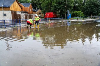 Bad Schlema: SUV-Fahrer umgeht Feuerwehr-Absperrung bei Unwetter - Anzeigen nach Auseinandersetzung - An der Stelle gab es in Bad Schlema am Dienstag einen Vorfall zwischen Feuerwehrleuten und einem Autofahrer.