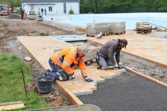 Badbau in Mülsen liegt in den letzten Zügen - Die Pflasterarbeiten sind in vollem Gange. "Die ziehen ohne Ende", lobte Vereinschef Tronje Hagen am Freitag die Bauleute. 