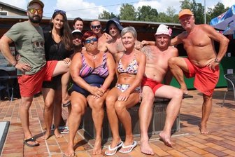 Badefest mit Heiratsantrag als Höhepunkt - Das Team um Schwimmmeister Christian Schubert (links) hat das Badfest vorbereitet. Helfer Denny Slomma (2. von rechts) ist seit dem Wochenende offiziell verlobt.