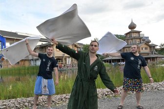 Badegärten Eibenstock bieten zwei Tage Show mit den besten Aufgussmeistern - Gabor Tabolcai, Adam Vari und Marton Decsi (von links) aus Ungarn zeigten im Team ihre Show mit Bollywood-Filmmusik.