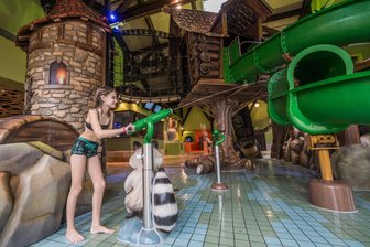 Badegärten Eibenstock eröffnet: Das sagen erste Besucher zu den neuen Wasser-Attraktionen - Luisa Heß aus Moosach bei München testet die Wasserkanone in den Badegärten Eibenstock.