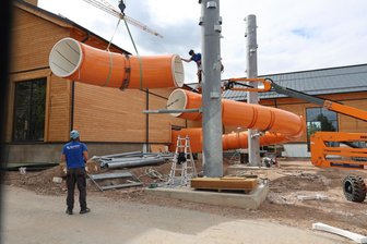 Badegärten Eibenstock: Nach Bauproblemen öffnen neue Attraktionen erst später - In dieser Woche hat die Montage der zwei großen Rutschen an den Badegärten in Eibenstock begonnen.