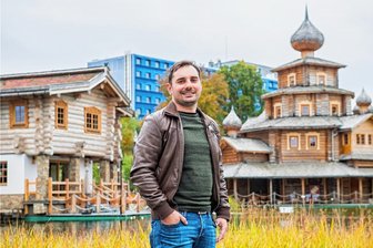 Badegärten Eibenstock trotzen Energiekrise: 16 Millionen teure Erweiterung startet 2023 - Roberto Fricker ist seit dem 1. September Geschäftsführer der Badegärten Eibenstock GmbH. Er steht vor der Saunalandschaft, die in letzter Zeit um Gastroscheune (links) und Mühle, ein Ferienhaus, gewachsen ist. Die Erweiterung des Badebereichs soll im kommenden Jahr beginnen.