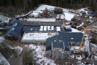 Badegärten, Radweg, Wurzelrudis Erlebniswelt: Millioneninvestitionen im Erzgebirge kurz vorm Abschluss - Aus der Vogelperspektive kann man gut den Fortschritt der Erweiterung (im Vordergrund) bei den Badegärten Eibenstock sehen.