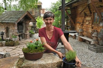 Badegärten starten nach Corona - Alles vorbereitet: Romy Röthel bepflanzt noch die letzten Töpfe im Außenbereich.