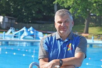 Badegäste in Crossen benehmen sich daneben: „So etwas habe ich in 20 Jahren nicht erlebt“ - Carol Forster, Vorstand im Förderverein Freibad Crossen, hat einen durchwachsenen Saisonstart erlebt.