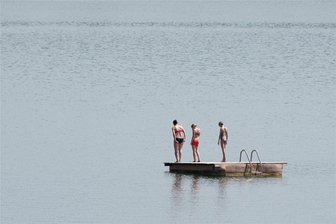 Badegewässerbericht: Was die EU-Umweltagentur zu Sachsens Badeseen sagt - Eine Badeinsel am Badesee Birkwitz bei Pirna. Sachsens Badeseen haben eine ausgezeichnete Wasserqualität – sagt die EU-Umweltagentur.
