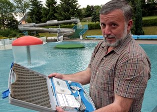 Bademeister hoffen auf sonnigen Sommer - 
              <p class="artikelinhalt">Alles in Ordnung: Schwimmmeister Frank Hofmann bestimmte am Dienstag den ph-Wert im Erlebnisbecken des Gelenauer Freibades. </p>
            