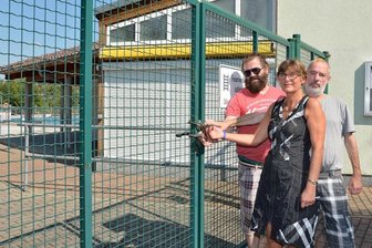 Bademeister macht Urlaub - Penigs Bad ist dicht - Matthias Böhring, Sabine Kaiser und Norbert Thiel sind bedient. Sie standen gestern wie viele Gäste vor verschlossenen Toren.