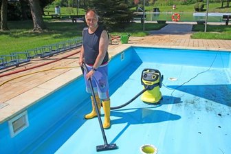 Bademeister putzt das letzte Becken blank - 