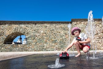Baden fernab von Freibädern und Seen: Wo darf man sich in Plauen erfrischen und worauf muss man achten? - Am Plauener Stadtbrunnen kühlt sich David (7) ab. Die Stadt drückt bei der Hitze ein Auge zu.