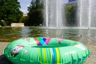 Baden im Chemnitzer Stadthallen-Brunnen: So ist die Wasserqualität - Das Baden im Stadthallen-Brunnen ist zwar offiziell nicht gestattet. Bei schönem Wetter tummeln sich aber viele Kinder darin.