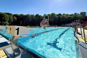 Baden im Vogtland: Was man zu den Freibädern im Göltzschtal wissen muss - Kleine Wasserratte ganz groß. Mika hat im Treuener Freibad jede Menge Spaß.