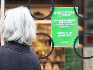 Baden-Württemberg: Zutrittsbegrenzung für Läden aufgehoben -  
          Ein Hinweisschild in Stuttgart weist auf die bislang gültigen Zutrittsbeschränkungen in einem Geschäft hin.