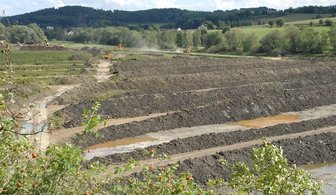 Badesaison an der Pirk fällt auch nächstes Jahr aus - Erst etwa 17 Prozent der Schlamm- und Kiesablagerungen in der Vorsperre Dobeneck der Talsperre Pirk sind beräumt. 