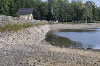Badesaison in Brand-Erbisdorf vorüber: Erzengler Teich wird wegen Instandhaltungsarbeiten abgelassen - Der Erzengler Badeteich wird wegen Instandsetzungsarbeiten vollständig entleert.