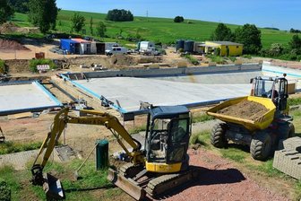 Badesaison in Hainichen fällt komplett aus - So sieht es derzeit im Freibad in Hainichen aus: Die Becken sind betoniert, die Düsen für die Wasserzufuhr eingebaut. Was fehlt, ist die Kunststofffolie. Derzeit wird die Treppe erneuert, die Rutsche soll in zwei Wochen aufgebaut werden. 