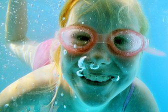 Badesaison startet: Brauche ich einen Roboter für den Pool? - Macht vor allem in einem sauberen Pool Spaß: im Wasser planschen.