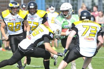 Badespaß an der Saale - Die starke Defensive der Phantoms (gelb-weiße Trikots) hielt auch gegen die Saalfeld Titans. In fünf Spielen ließ die Freiberger Abwehr nur vier Touchdowns und insgesamt 30 Punkte zu.