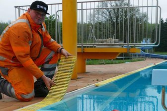 Badespaß im Erzgebirge: Freibäder starten in die neue Saison - Im Freibad Gornau laufen die Vorbereitungen für die neue Badesaison. Schon am 16. Mai soll es losgehen.