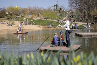 Badespaß nur bei einem „wilden“ Gewässer getrübt - Bei Hitze beliebt: der kleine See im Sonnenlandpark Lichtenau. Das Gewässer hat eine gute Wasserqualität.