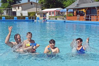 Badespaß und Putzkolonnen: Erste Besucher im Freibad Falkenau - 