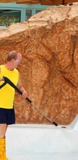 Badespaß weiter mit drei Becken - Gerd Strobel reinigt das Kinderbecken in der Halle.