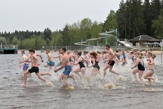 Badestart im Erzgebirge bei 15 Grad: Saison am Filzteich eröffnet - Wie steht‘s um die Wasserqualität? - Zahlreiche Wasserratten sind am Wochenende beim Anbaden am Filzteich in Schneeberg dabei gewesen.
