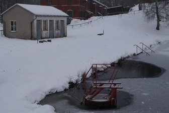Badeteich künftig ohne Toilettenhaus - Das frühere Toilettenhaus am Badeteich Tannenbergsthal. 