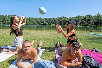 Badewannentemperatur, Currywurst und Sonne satt: So lässt sich im Waldbad Freiberg der Sommer genießen - Ruhen sich vor der Arbeit noch ein wenig am Waldbad aus: Die polnischen Ferienjobber Iga (l.), Martina, Dominic (2. v. l.) und Christian.